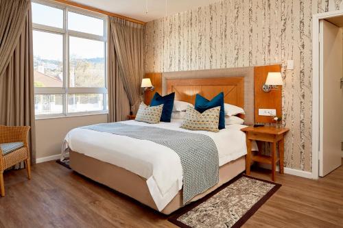 开普敦First Group Mount Sierra的酒店客房配有一张带蓝色枕头的大床
