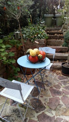 奥特罗特L'ateliere的一张桌子,上面放着一碗水果和两把椅子