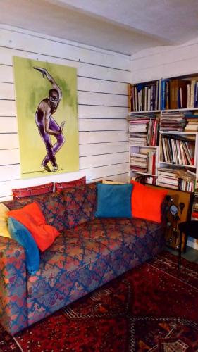 奥特罗特L'ateliere的客厅配有一张沙发,墙上挂着滑板