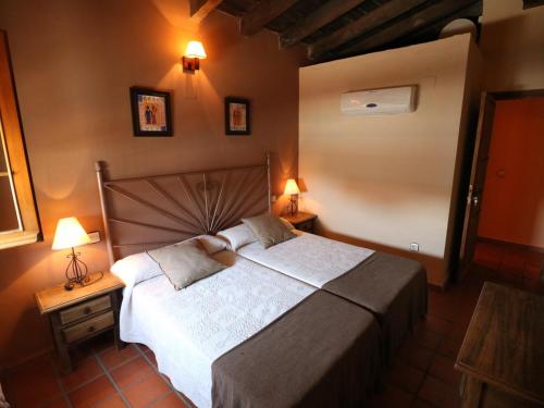 萨尔萨德格拉纳迪利亚百香果旅馆的一间卧室配有一张大床和两盏灯。