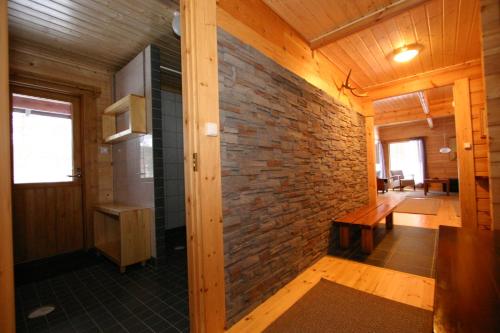 普马拉Mökki Lahtela的一间设有砖墙和木制天花板的客房
