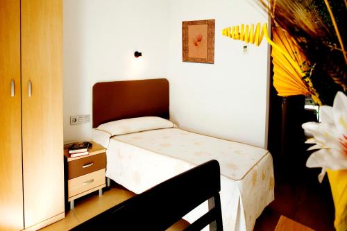 圣费尔南多圣马科斯旅馆的一间小卧室,配有床和床头柜