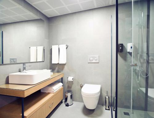 伊兹密尔Hotel 86 By Katipoğlu的浴室配有卫生间、盥洗盆和淋浴。