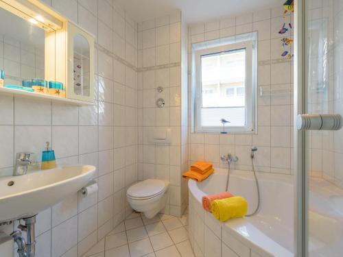 巴贝Ferienwohnung Andra的白色的浴室设有卫生间和水槽。