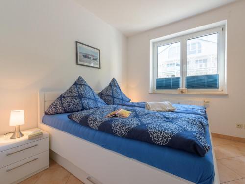 巴贝Ferienwohnung Andra的一间卧室配有一张蓝色的床和窗户