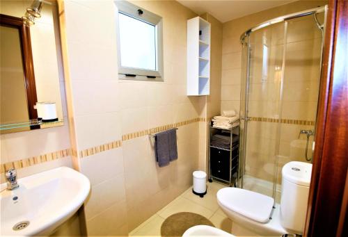 莫甘OPEN SKY VALLEY的浴室配有卫生间、盥洗盆和淋浴。