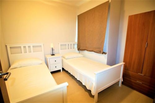 莫甘OPEN SKY VALLEY的一间卧室设有两张床和窗户。