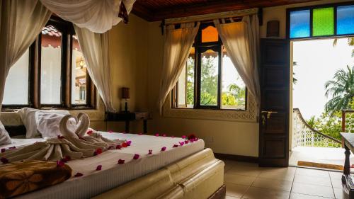 南威微笑海滩酒店 的一间带两张床的卧室,位于带窗户的房间内
