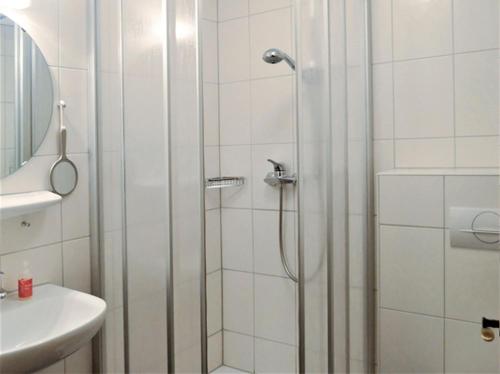 塞埃巴克Schnurrenhof的浴室里设有玻璃门淋浴