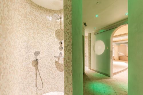 利莫内-苏尔加达奥良德拉栀子花及别墅酒店的一间带淋浴的浴室和绿色的墙壁