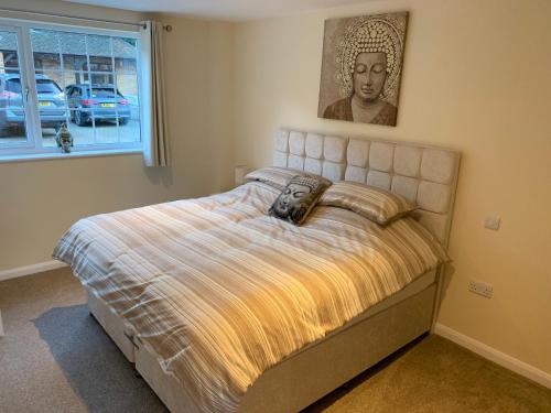彻特西Fornham Guest House的卧室配有一张挂在墙上的床铺