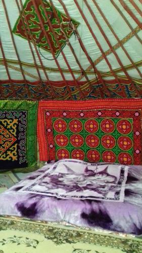 奥尔吉Ger ,Bulbul Jamak travel的床上配有被子和枕头