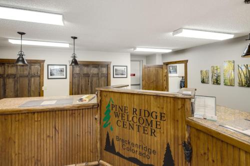 布雷肯里奇Pine Ridge Condos的一个带木台的乒乓球台福利中心