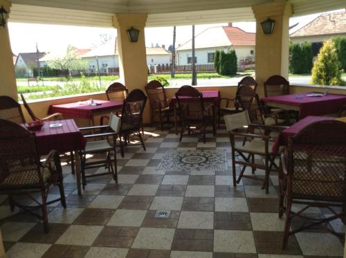 伦蒂凤凰客栈的餐厅在庭院里设有紫色的桌椅