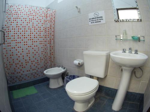 蒂尔卡拉Tilcara Hostal Niña Coya的一间带卫生间和水槽的浴室