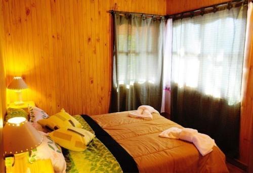El CeibalCabanas Inti-Wari Jujuy的一间卧室设有一张床和一个窗口