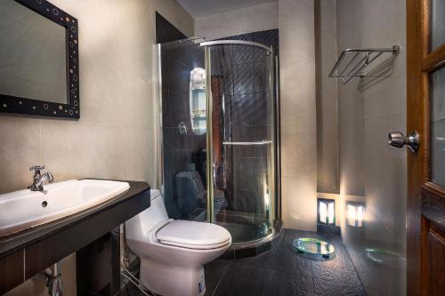 素可泰班乔治酒店的带淋浴、卫生间和盥洗盆的浴室
