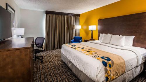 拉姆西拉姆齐贝斯特韦斯特酒店的配有一张床和一台平面电视的酒店客房