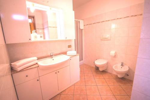 阿科Bike Lovers的白色的浴室设有水槽和卫生间。