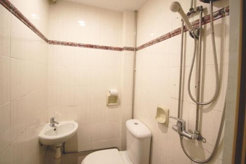 HOTEL JJH Aliwal的一间浴室