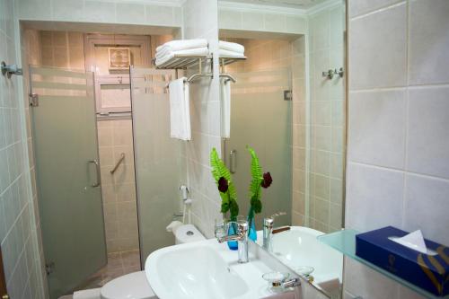 科威特The Royal Express Sharq的一间带水槽、卫生间和镜子的浴室