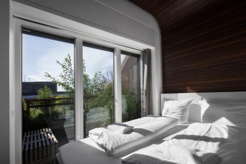 哥本哈根哥本哈根斯迪尔酒店的一间卧室设有两张床和大窗户