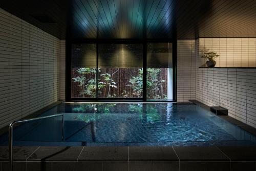 京都Hotel Resol Trinity Kyoto的窗户客房内的浴缸