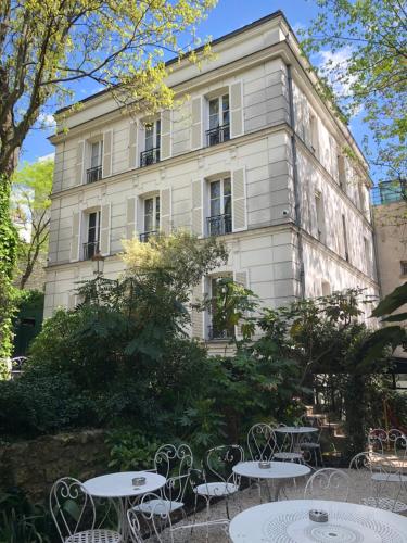 巴黎蒙马特高地特别酒店的前面设有桌椅的建筑