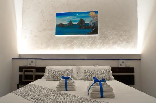 维耶特里B&B Vietri 360的一间卧室配有一张蓝色弓床