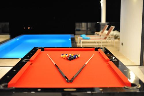 纳通市Luxury Seaview with Private Pool的游泳池前的台球桌