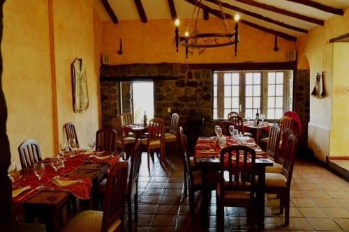 Hacienda Santa Ana圣安娜大庄园酒店的餐厅内带桌椅的用餐室