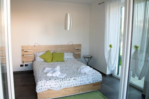 切尔沃La Strelitzia Cervo Mare的一间卧室配有一张带两条白色毛巾的床