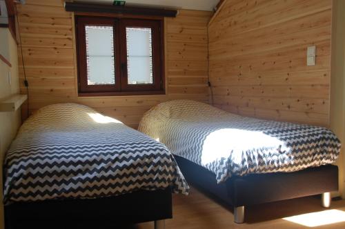 Duffel“利特尔·约翰”假日旅馆的木墙客房的两张床