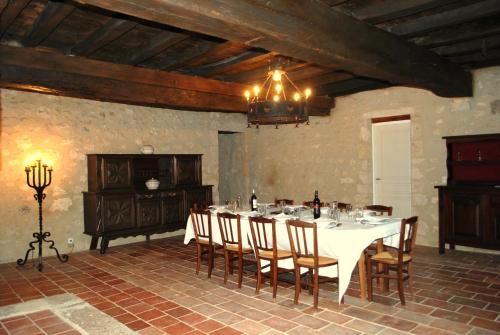 Castéra-Lectouroisdomaine du hiron的一间配备有白色桌椅的用餐室