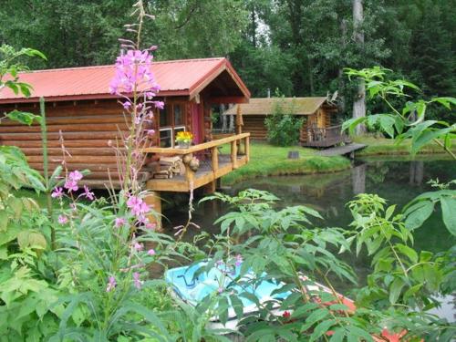 HopeHope Alaska's Bear Creek Lodge的一座带桥的小木屋
