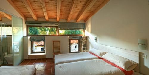 Santa María de RedondoHotel Rural Las Encinas的一间带两张床和窗户的客厅