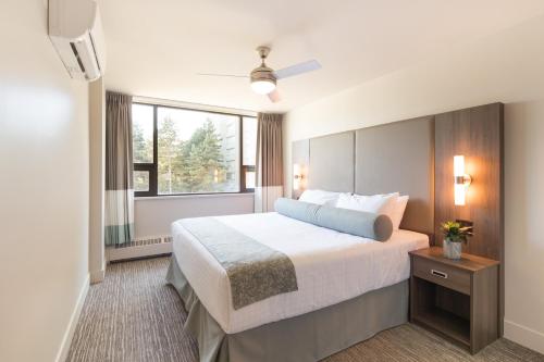 温哥华Gage Suites at UBC的酒店客房设有床和窗户。