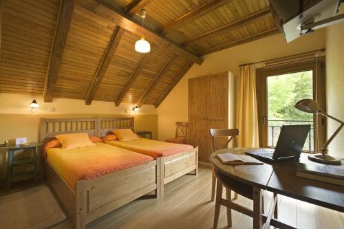Hotel Rural Besaro - Selva de Irati客房内的一张或多张床位