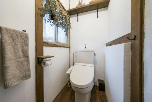 Toon瀧乃元 近藤家（Kondoke-Inn)的一间带卫生间和窗户的小浴室