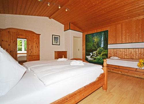 ZirchowFerienhaus Zirchow 2的卧室设有一张白色大床和一扇窗户。