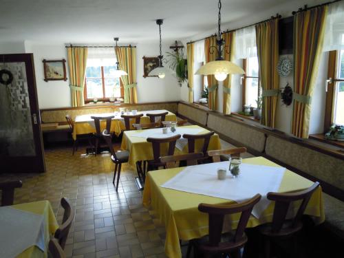 维尔芬翁霍克豪斯尔公寓的餐厅设有桌椅和黄色桌子