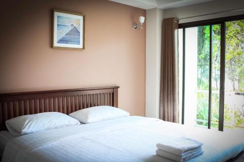 班佩罗永黄色小屋住宿加早餐旅馆的一间卧室配有一张床,上面有两条毛巾