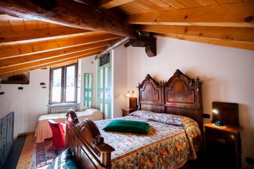 法杰托拉廖昂提卡莫里纳酒店的一间带一张床的卧室,位于带木制天花板的房间内