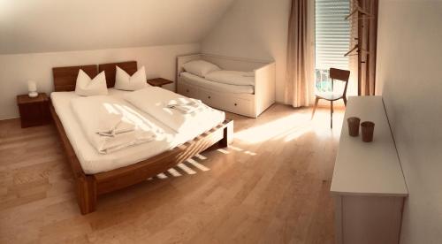 施卢赫湖Schluchseehuus的一间卧室配有一张大床和一张沙发