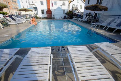 大洋城雄伟酒店和公寓的坐在大型游泳池里的人
