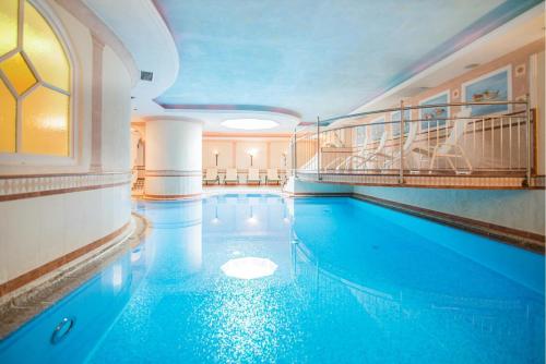 维皮泰诺Hotel Residence Rose的大楼内的一个蓝色海水游泳池