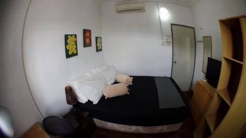 甲洞Suria Kipark 1 Bedroom 1 Bathroom 800sq ft Apartment的一间小卧室,房间内设有一张小床