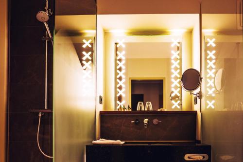 巴特萨尔茨乌夫伦利普斯切霍夫酒店的一间带水槽和大镜子的浴室