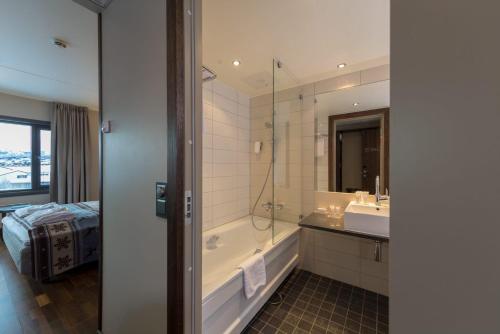 奥普达尔斯奇佛品质酒店的带浴缸、水槽和淋浴的浴室