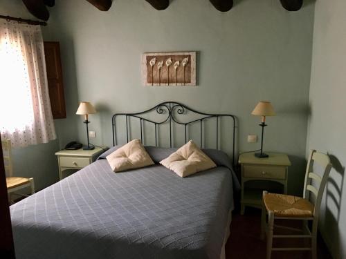 阿尔巴拉辛阿尔巴朗酒店的一间卧室配有一张带两个枕头的床